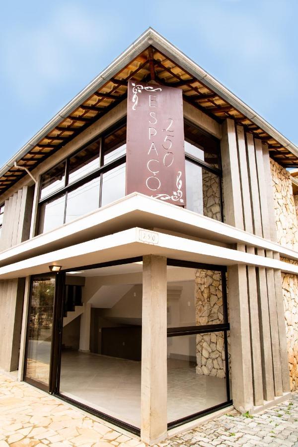 Espaco 250 - Apto Mobiliado, 3 Quartos, Sendo Uma Suite, Banheiro Social, Cozinha Completa, Sala De Estar, Ar Condicionado, Tv E Internet تيرادينتيس المظهر الخارجي الصورة